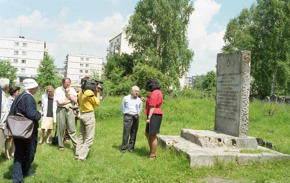 34-  Szydlowiec 97 Le cimetière devant le monument