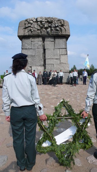 3- 1 Treblinka  le monument et une délégation de Tsahal