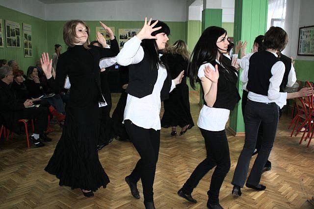 7- 2-3  Szydlowiec le  lycée technique danse hassidique