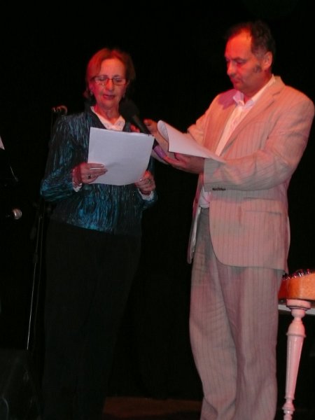 7- 6-3 Szydlowiec  Renée lit un texte enYiddish au Château