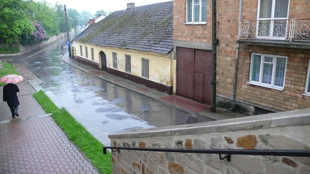 7- 7-2 Szydlowiec vieille maison sous la pluie
