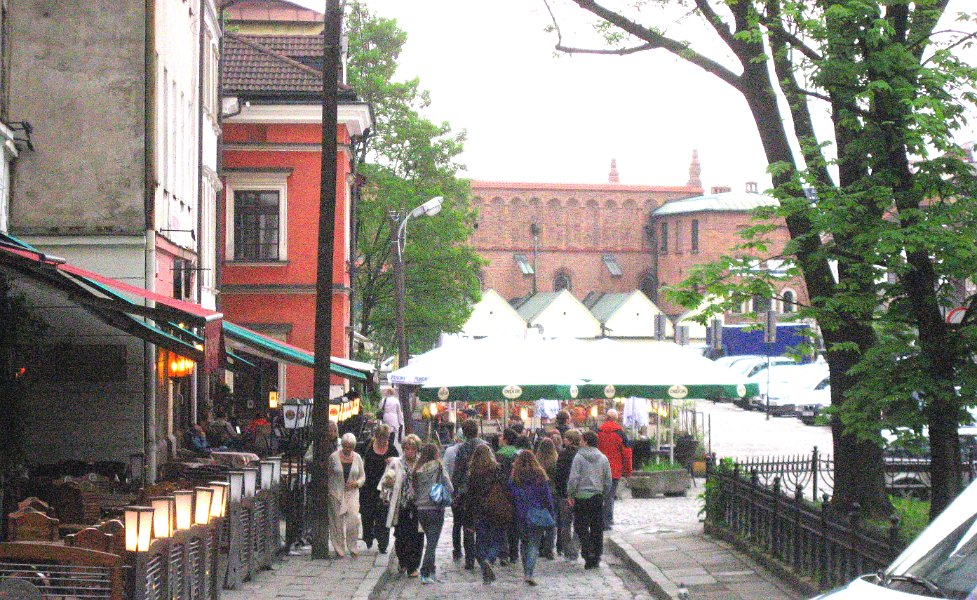8- 2-1 Cracovie devant la vieille  synagogue