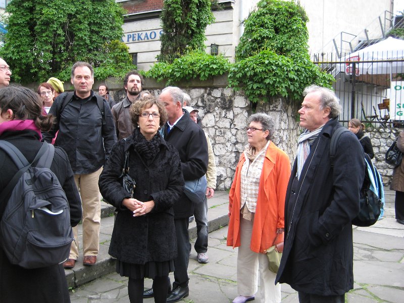 8- 2-4 Cracovie devant la synagogue Remu