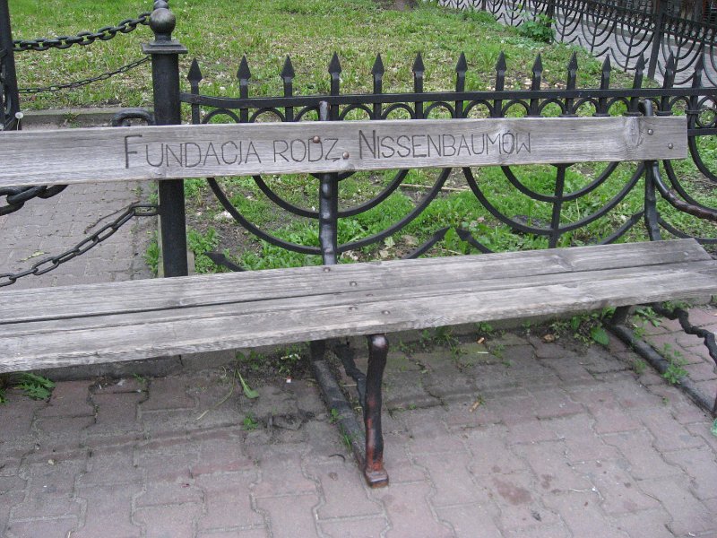 8- 2-6 Cracovie un banc offert par la fondation. Nissenbaum  qui entretien le cimetière de Szydlowiec