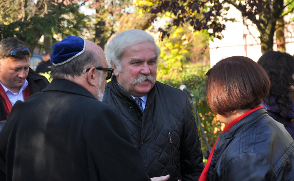 13-Le maire lors de la cérémonie