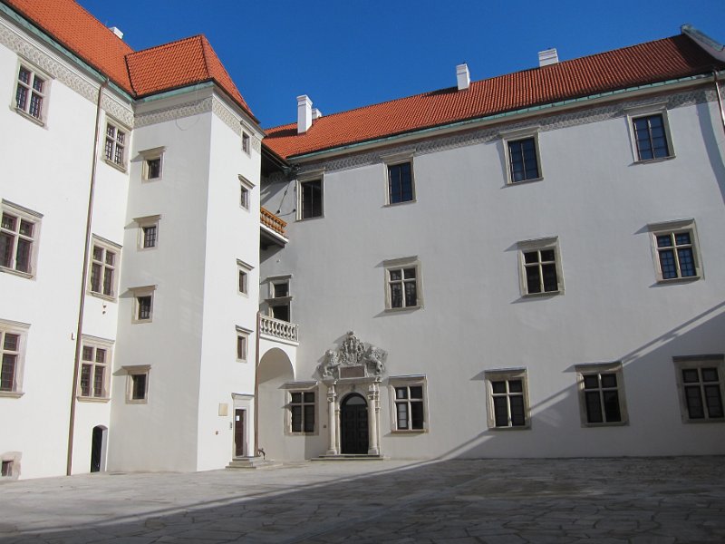 29-La cour du Chateau entièrement réhabilitée