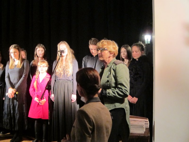 30-4 Sława Lorenc-Hanusz responsable animatrice du théatre