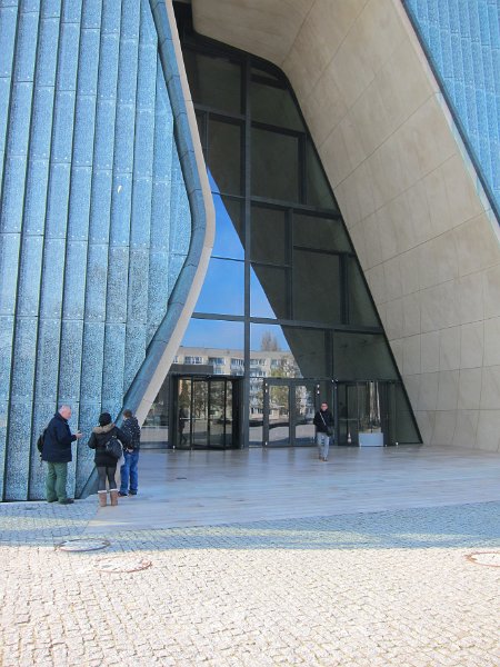 36- Le même jour était inauguré le musée Polyn à Varsovie
